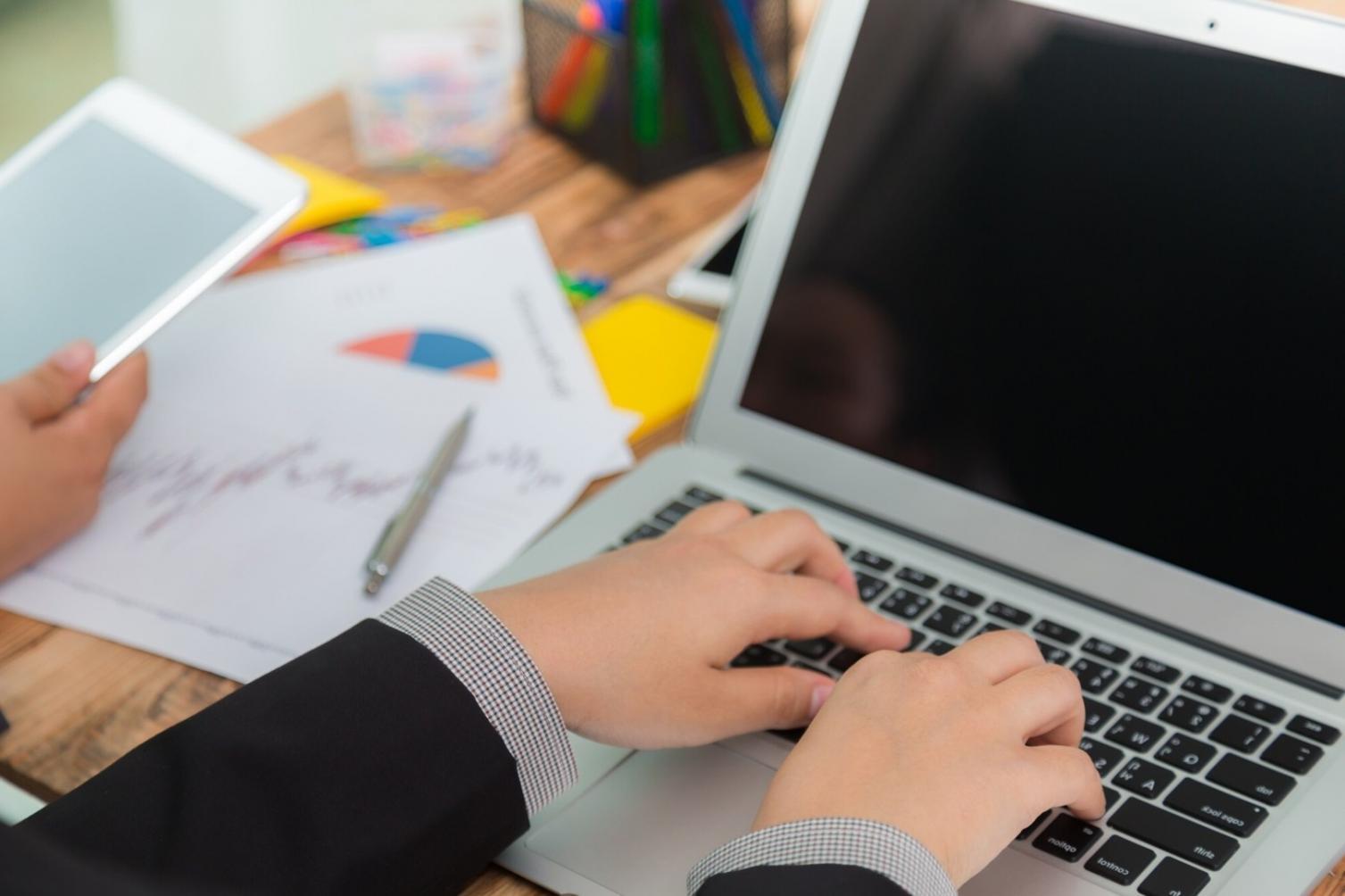 Équipe de formateurs travaillant ensemble sur des stratégies budgétaires