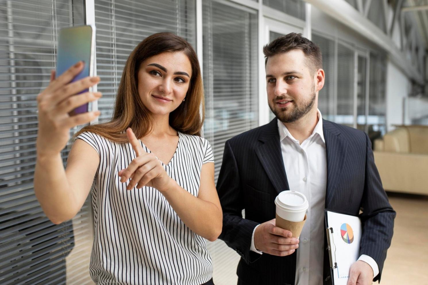 Carnet de notes avec graphiques financiers et calculatrice